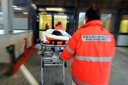 Rettungssanitäter bringen einen Notfallpatienten ins Krankenhaus.