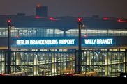 Das am Abend beleuchtete Terminal mit den Fluggastbrücken des neuen Flughafens Berlin Brandenburg in Schönefeld