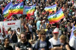 Ein Demonstrationszug mit G8-Gegnern zieht durch Rostock