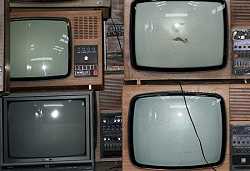 Übereinandergestapelte Fernsehgeräte