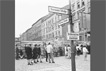 13.08.1964: West-Berliner versammeln sich am Jahrestag des Mauerbaus vor der Mauer in der Bernauer Straße.