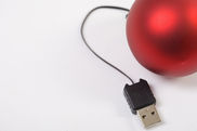 Rote Weihnachtsbaumkugel mit USB-Anschluss
