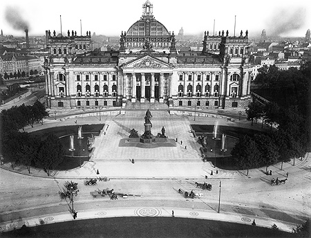 Blick von der Siegessäule: Ab 1871 tagte der Reichstag zunächst in der ehemaligen Königlich-Preußischen Porzellanmanufaktur in der Leipziger Straße. Das Reichstagsgebäude wurde erst am 6. Dezember 1894 bezogen. Foto: Georg Haeckel, 1912