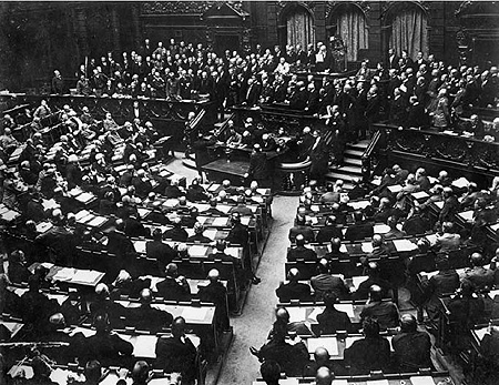 Reichstagssitzung vom 4. August 1914: In der Sitzung stimmte die SPD-Fraktion für die  Kriegskredite. Der Fraktionsvorsitzende Hugo Haase begründete die Zustimmung mit den Worten: