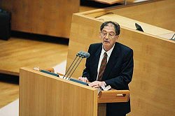 Yehuda Bauer redet im Deutschen Bundestag, Klick vergrößert Bild