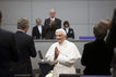 Papst Benedikt XVI. faltet Hände