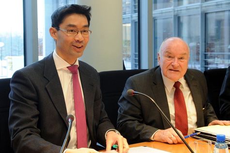 Dr. Philipp Rösler und der Vorsitzende während der Sitzung am 16.01.2013