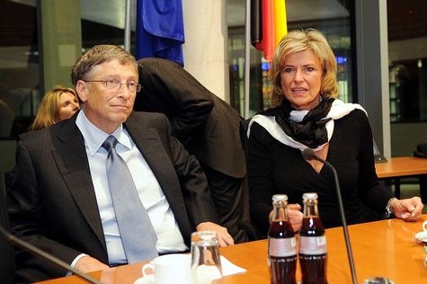 Bill Gates (2.v.re) ist zu einem Gespräch zu Gast im Ausschuss des Deutschen Bundestages für wirtschaftliche Zusammenarbeit und Entwicklung. Dagmar Wöhrl, (re), CDU/CSU, Vorsitzende des Ausschusses, leitet die Gesprächsrunde.