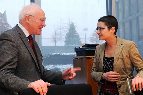 10. Dezember 2012: Vorsitzende Daniela Kolbe (SPD, rechts) mit Prof. em. Friedhelm Hengsbach von der Theologischen Hoschule Sankt Georgen vor der Anhörung 'Nachhaltiger Konsum'