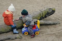 Kinder spielen im Sand