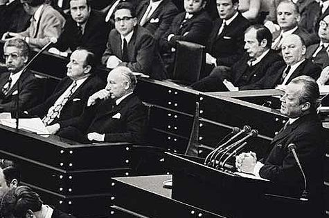 Kanzler Willy Brandt während einer Rede vor dem Bundestag (in der Regierungsbank v.r.: Walter Scheel, Bundesminister des Auswärtigen; Hans-Dietrich Genscher, Bundesminister des Innern; Gerhard Jahn, Bundesminister der Justiz). 