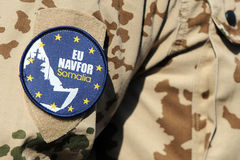 Emblem an der Uniform eines Soldaten auf dem Deck der Fregatte Bayern