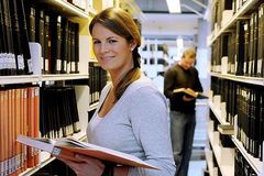 Studenten in Universitätsbibliothek