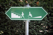 Schild mit Fussgänger und Rollstuhlfahrer