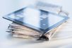 Tablet PC liegt auf Zeitungsstapel