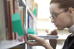 Junge Frau in Bibliothek