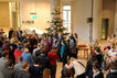 Wolfgang Thierse nimmt von der Bundesvereinigung Lebenshilfe für Menschen mit geistiger Behinderung in der Ostlobby des Reichstagsgebäudes einen Weihnachtsbaum entgegen.