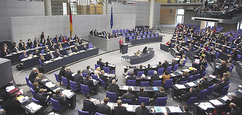 Blick in den Plenarsaal des Reichstagsgebäudes während einer Sitzung des Deutschen Bundestages