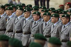 Soldaten vor dem Reichstagsgebäude