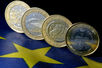 Euromünzen auf der EU-Flagge