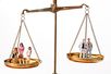 Frauen- und Männerfiguren auf eine Waage