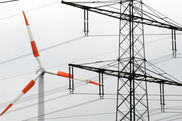 Strommast und Windkraftrad