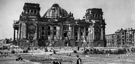 1946: kriegszerstörtes Reichstagsgebäudes; im Vordergrund Kleingartenkolonie auf dem abgeholzten Tiergartengelände.