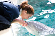 Delfintrainerin und ihr Delfin spielen im Zoo in Münste