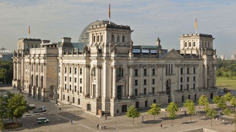 Reichstagsgebäude vom Spreeufer aus.