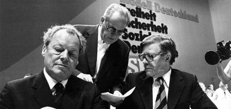 Willy Brandt, Herbert Wehner und Helmut Schmidt (v. l.) auf dem außerordentlichen SPDParteitag in Dortmund, 1976