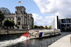 	  Blick auf das Reichstagsgebäude und Paul-Löbe-Haus.