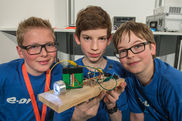 Junge Forscher präsentieren in der Joseph-von-Fraunhofer-Halle in Straubing (Bayern) einen Wandler, der die Energie aus Batterien für LED-Lampen effektiver nutzt