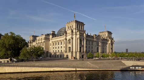 Blick auf das Reichstagsgebäude vom Spreeufer