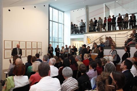 Bundestagspräsident Norbert Lammert begrüßt die Gäste der Ausstellungseröffnung.