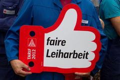 Ein Schild mit der Forderung nach fairer Leiharbeit