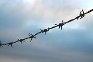 Stacheldraht vor blauem Himmel - Video ansehen... - Öffnet neues Fenster