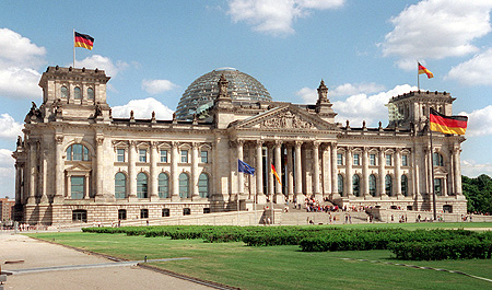 Das Reichstagsgebäude in Berlin ist der ständige Sitz des Deutschen Bundestages.