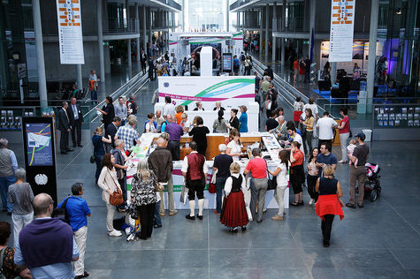 Besucher in der Halle des Paul-Löbe-Hauses