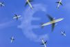 Flugzeuge am Himmel und Eurozeichen, Symbolfoto Luftverkehrssteuer