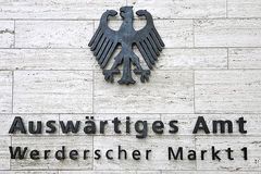 Bundesadler und Schriftzug am Neubau Auswaertiges Amt