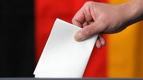 Eine Hand hält einen Stimmzettel