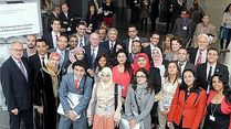 Bundestagspräsident Lammert begrüßt arabische Stipendiaten. Hier im MEL-Haus.