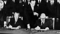 Der französische Staatspräsident Charles de Gaulle (r) und der deutsche Bundeskanzler Konrad Adenauer unterzeichnen am 22.1.1963 im Pariser Elysee-Palast den deutsch-französischen Freundschaftsvertrag. 