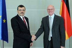 Copyright DBT/Melde Bundestagspräsident Lammert (rechts) empfängt den Premierminister von Tunesien, Ali Larayedh, (links), zu einem Gespräch.