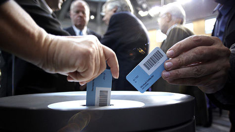 Abgeordnete werfen ihre Stimmkarten in die Wahlurne.