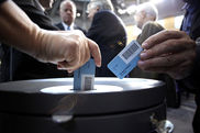Copyright DBT/Schüring Abgeordnete werfen ihre Stimmkarten in die Wahlurne.