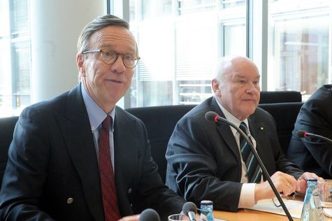Matthias Wissmann, Präsident des Verbands der Deutschen Automobilindustrie, mit dem Vorsitzenden während der Sitzung am 17. April 2013