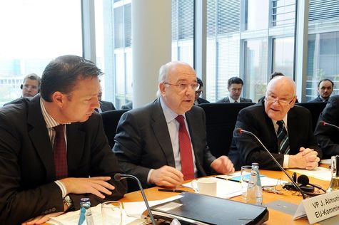 Joaquín Almunia, der Vorsitzende und Abg. Stephan Mayer, Vorsitzender des Unterausschusses Regionale Wirtschaftspolitik, am 25.04.13