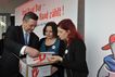 Reinhard Grindel (CDU/CSU), die Vorsitzende der Kinderkommission Beate Walter-Rosenheimer (Bündnis 90/Die Grünen) und Diana Golze (Die Linke) sammeln die roten Handabrücke.