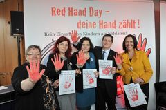Mitglieder der Kinderkommission von links: Abg. Marlene Rupprecht (SPD), Diana Golze (Die Linke), Vorsitzende Beate Walter-Rosenheimer (Bündnis 90/Die Grünen), Eckhard Pols (CDU/CSU), Nicole Bracht-Bendt (FDP)